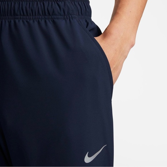 Nike Form Men’s Dri-Fit Tapered Versatile Pants - Picture 4 of 10